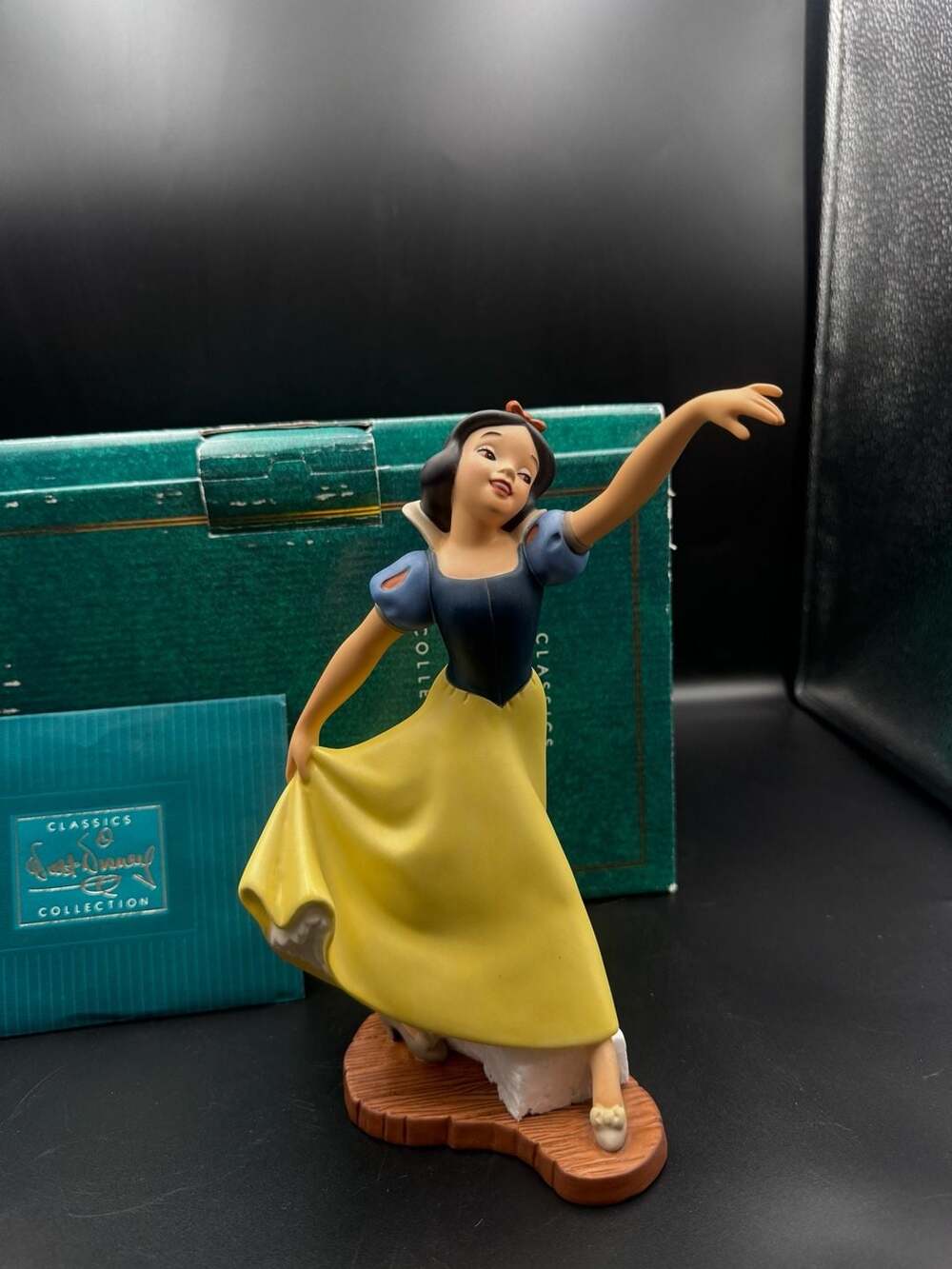 Walt DC Collection Snow White "The Fairest One of All" Figurine w/Box & COA